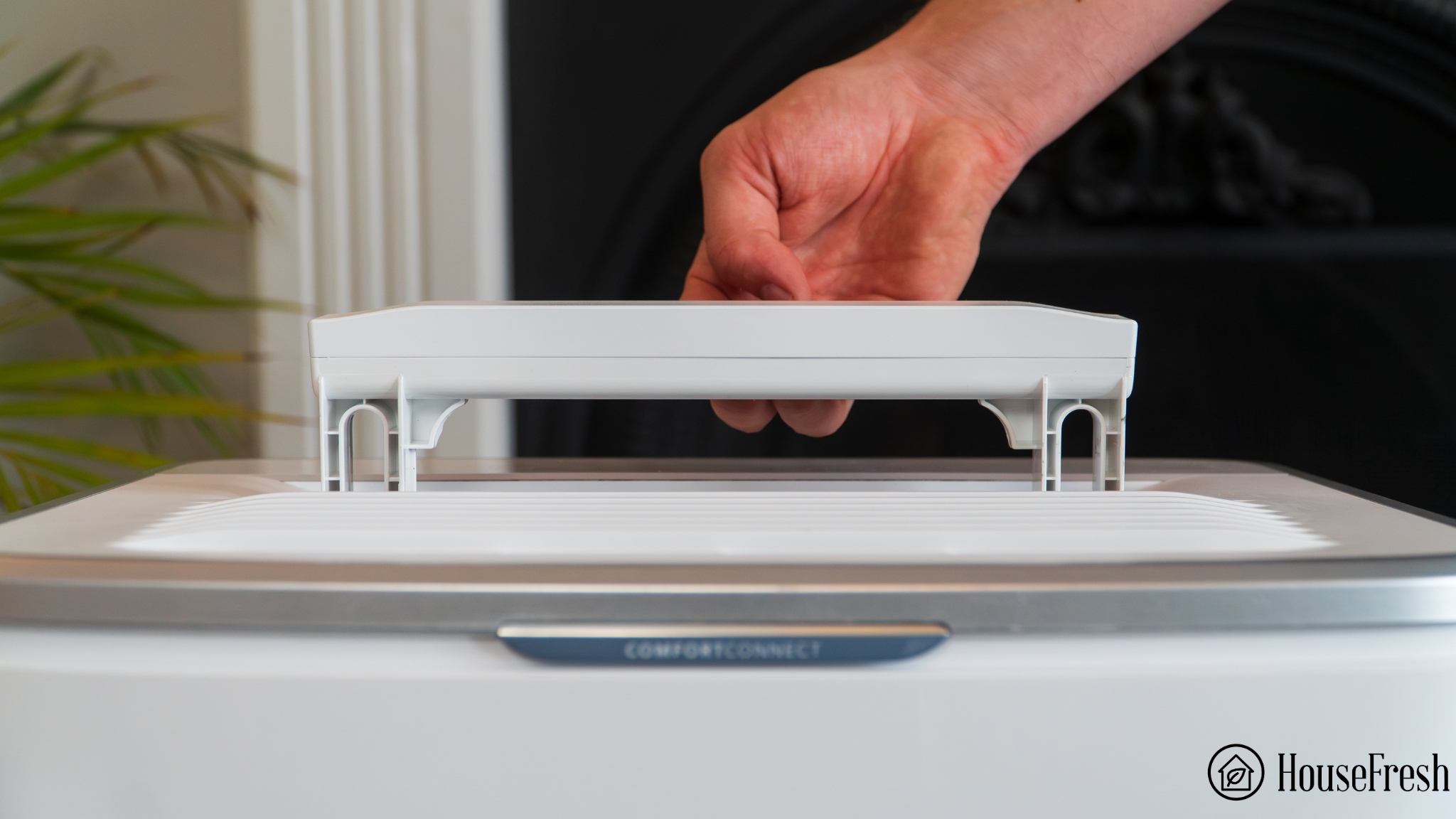 Frigidaire FGAC5044W1 Handle